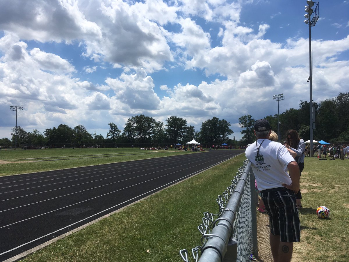 RankinMadame's tweet photo. It was a beautiful day @HWDSB junior elementary track and field meet. Thank you AMC students,families and fellow coaches for making it so! https://t.co/JdMEy4a17i