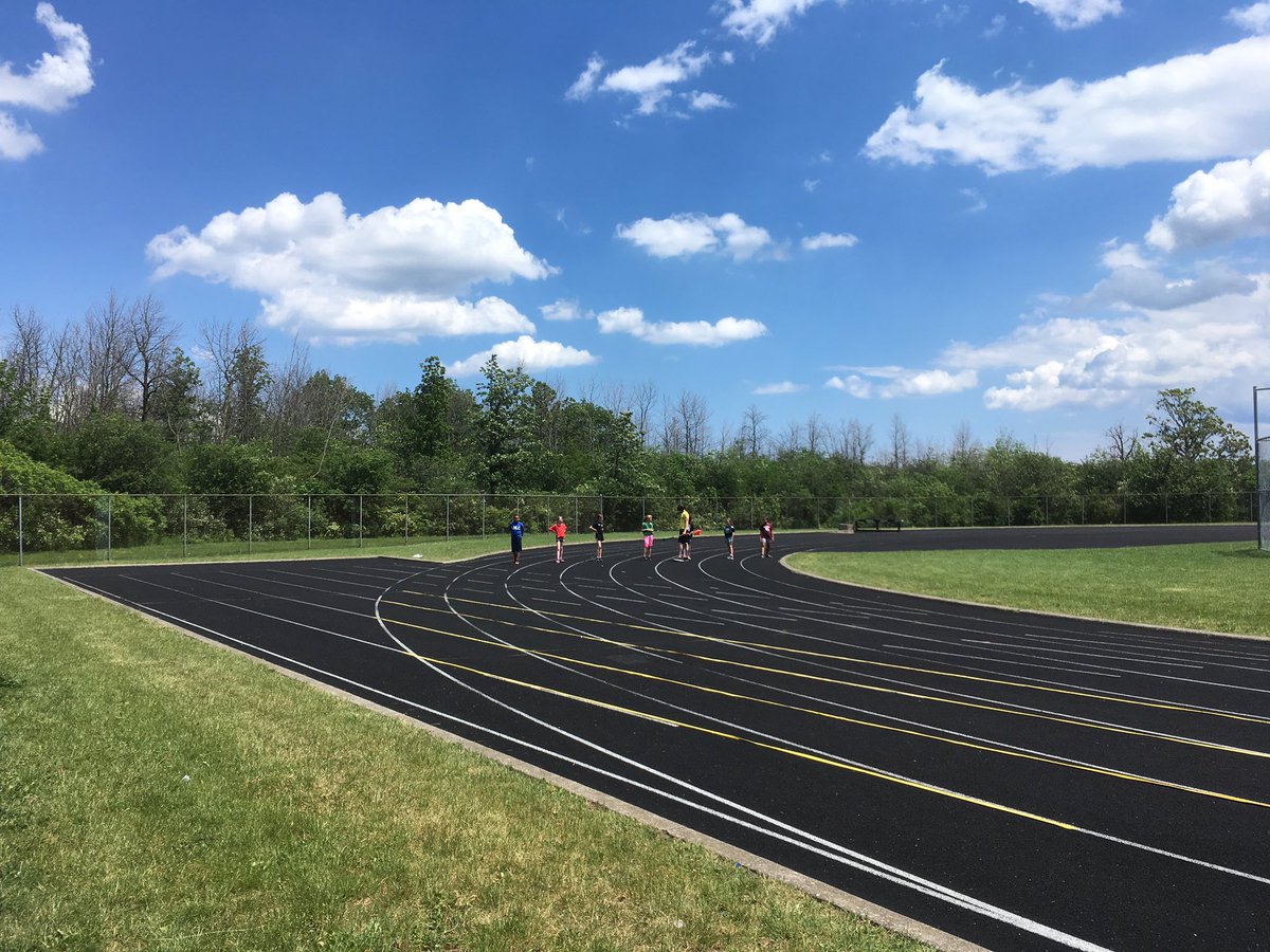RankinMadame's tweet photo. It was a beautiful day @HWDSB junior elementary track and field meet. Thank you AMC students,families and fellow coaches for making it so! https://t.co/JdMEy4a17i