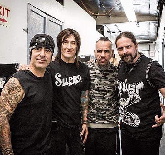 teamfortus's tweet photo. Alex Gonzalez, Richard Fortus, Andres Gimenez &amp; Andreas Kisser hace 1 año
#gunsnroses #delatierra https://t.co/smmaxD0SkA