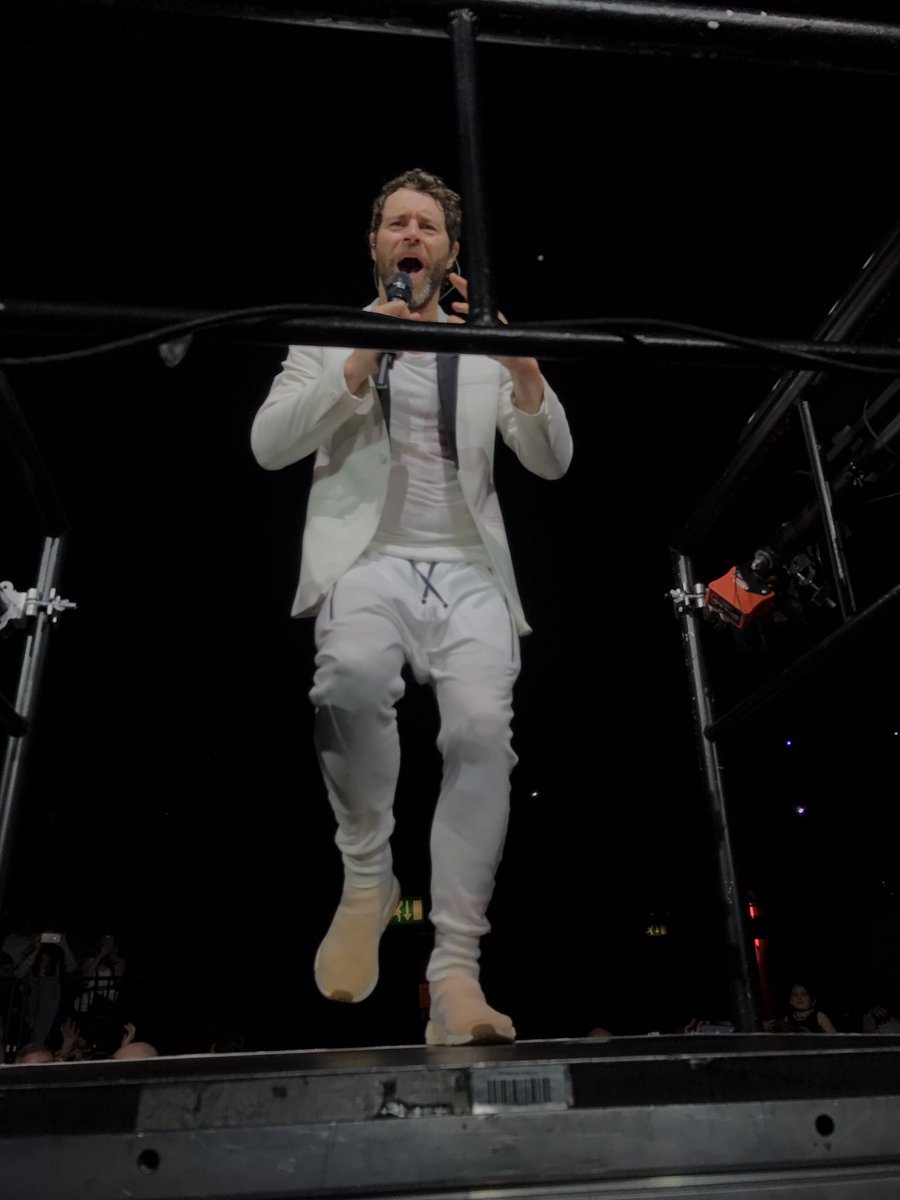 Stephiegrace24's tweet photo. @HowardDonald i touched your ring in Wonderland 🙋🏽 and I got engaged! 💍🥂 https://t.co/LwWJRepaWn