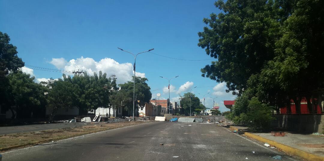 ElZulia's tweet photo. #19jun ¡CON LA MORAL MAS ALTA QUE NUNCA! A pesar de allanamientos ilegales, Guerreros valientes #TorresDelSaladillo levantan nueva barricada https://t.co/OusX0H1np2