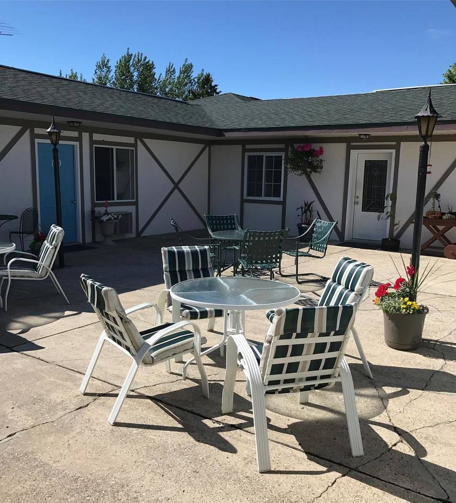 MotelPossible's tweet image. Sunny afternoons in the courtyard are our fave. #blueskies #puremichigan ift.tt/2sjt7DI