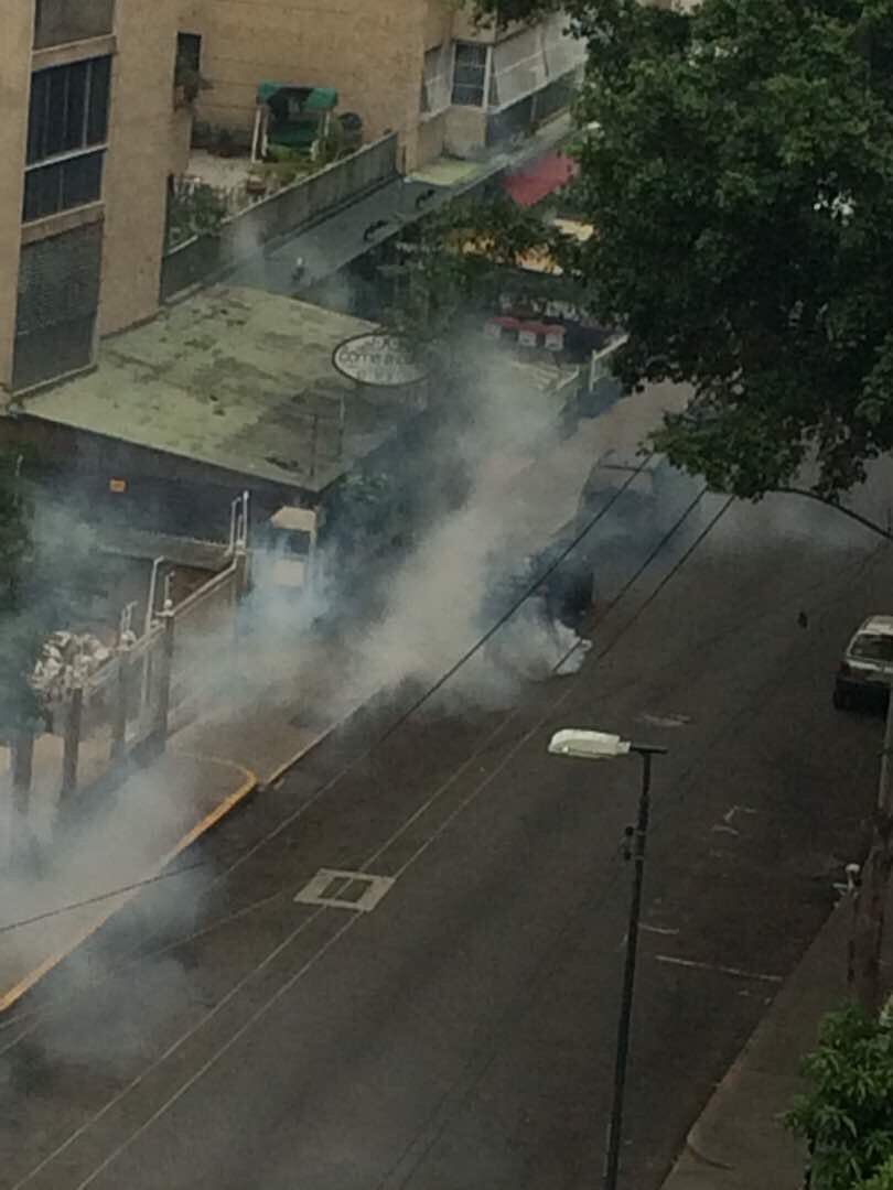 ElimarDiazG's tweet photo. 4:55pm reprimen cobardemente a los vecinos de los Palos Grandes en #Ccs q caceroleban @NicolasMaduro tus bombas no callaran a este pueblo https://t.co/7BUIbt99hR