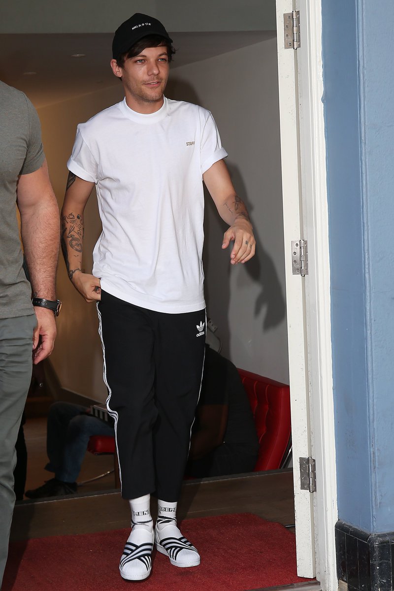 larry_updates_'s tweet photo. New || Louis arriving/ leaving at a studio in London to record the Grenfell Tower charity single 
5-8
(19.06.2017) https://t.co/ONSokXyBcA