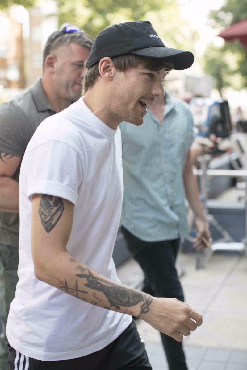 larry_updates_'s tweet photo. New || Louis arriving/ leaving at a studio in London to record the Grenfell Tower charity single 
5-8
(19.06.2017) https://t.co/ONSokXyBcA