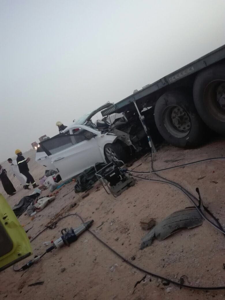 HashKsa's tweet photo. مواطن يفقد زوجته وأبناءه امام عينيه بحادث مروري على طريق الرياض الشرقية

#السعودية #حوادث https://t.co/gQZ4f7kSwB