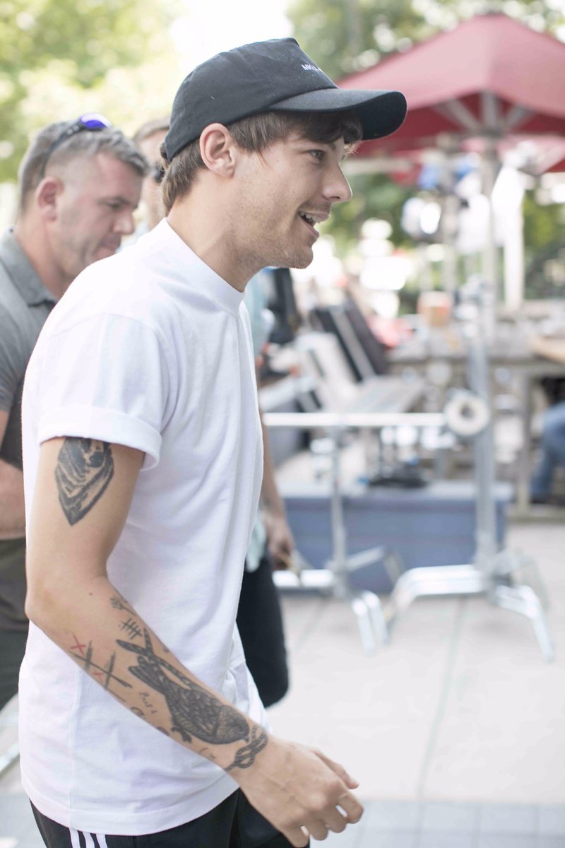 larry_updates_'s tweet photo. New || Louis arriving/ leaving at a studio in London to record the Grenfell Tower charity single 
9-12
(19.06.2017) https://t.co/F0sjYUy0TJ
