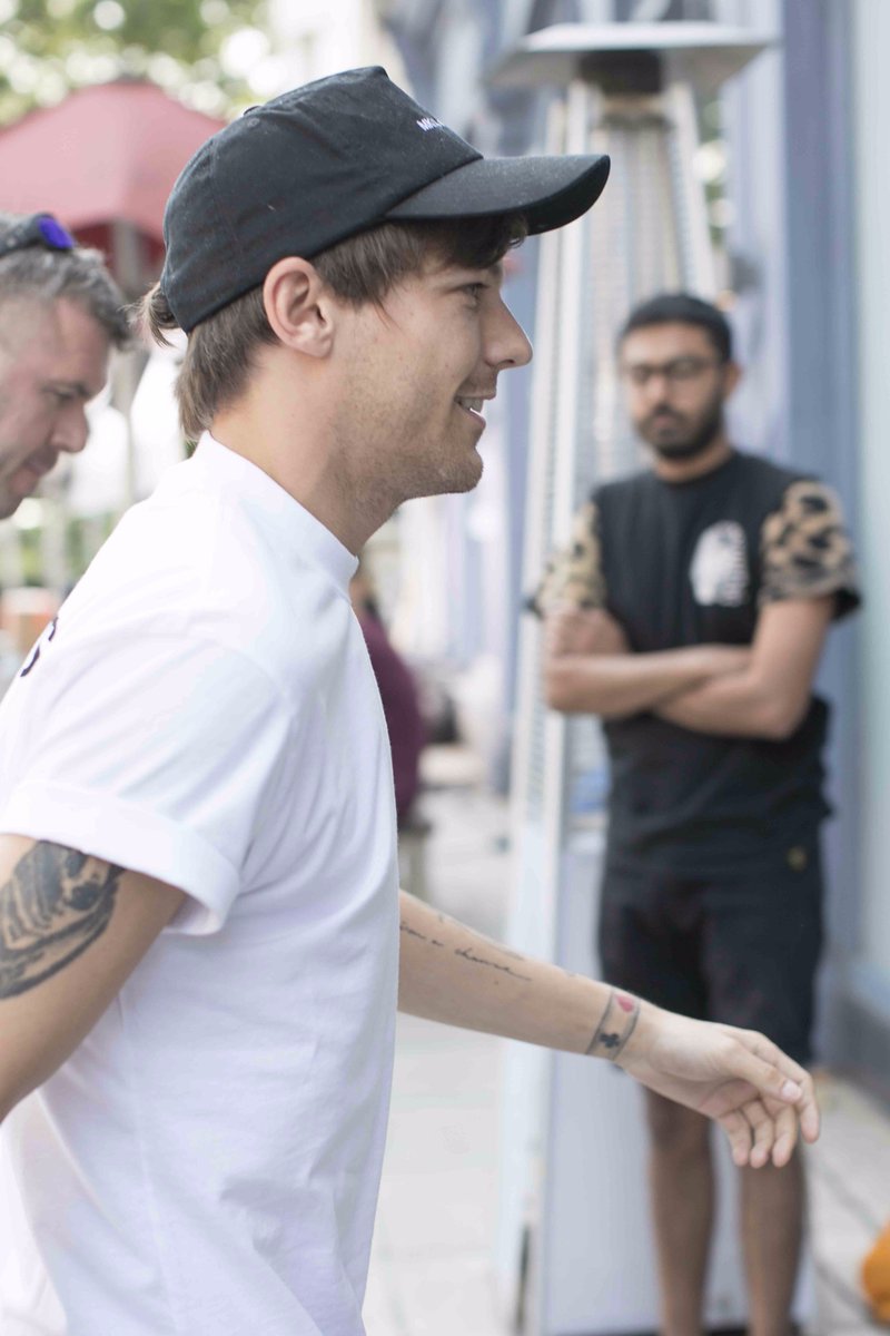 larry_updates_'s tweet photo. New || Louis arriving/ leaving at a studio in London to record the Grenfell Tower charity single 
9-12
(19.06.2017) https://t.co/F0sjYUy0TJ