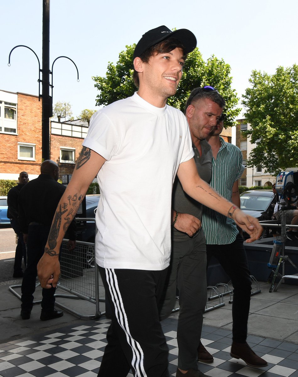 larry_updates_'s tweet photo. New || Louis arriving/ leaving at a studio in London to record the Grenfell Tower charity single 
13-16
(19.06.2017) https://t.co/EasbAXsDbm