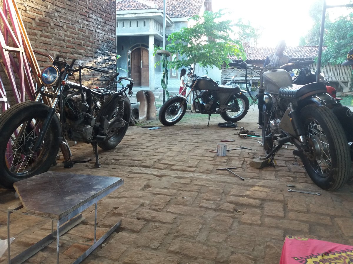 Ctec_Custom's tweet image. Threesome 😆😂😃