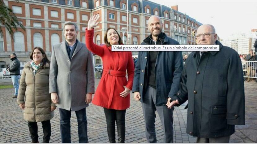 mmlamoyano's tweet photo. A ella le dijeron: "vos saludá". 
Y ella saludó. 
Hacia arriba y a la nada. https://t.co/Wo9WkPXyw0