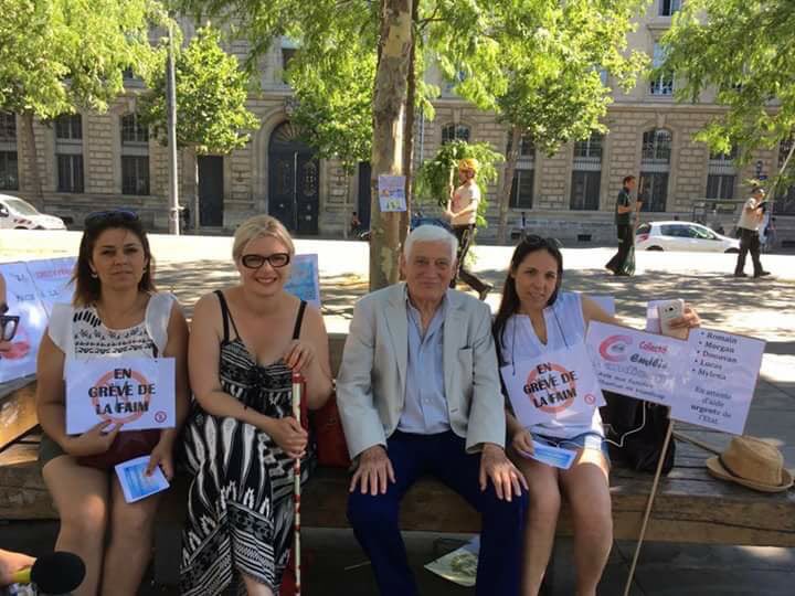 DesramautMarc's tweet photo. #ZeroSolution #handicap #Solidarité #AppelDu19Juin greve de la faim pour 1 place dans une structure pour leur fils #Autisme https://t.co/xKh0mrYhEy