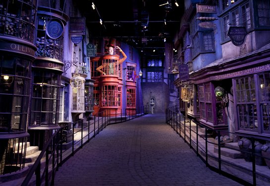 ElizabethVelvet's tweet photo. Celebrando 20 años #HarryPotter20 #Potter20 #Challenge 
Dia 9 
Tienda favorita
#FlourishAndBlotts #SortilegiosWeasley https://t.co/E2s4Ij2SYB