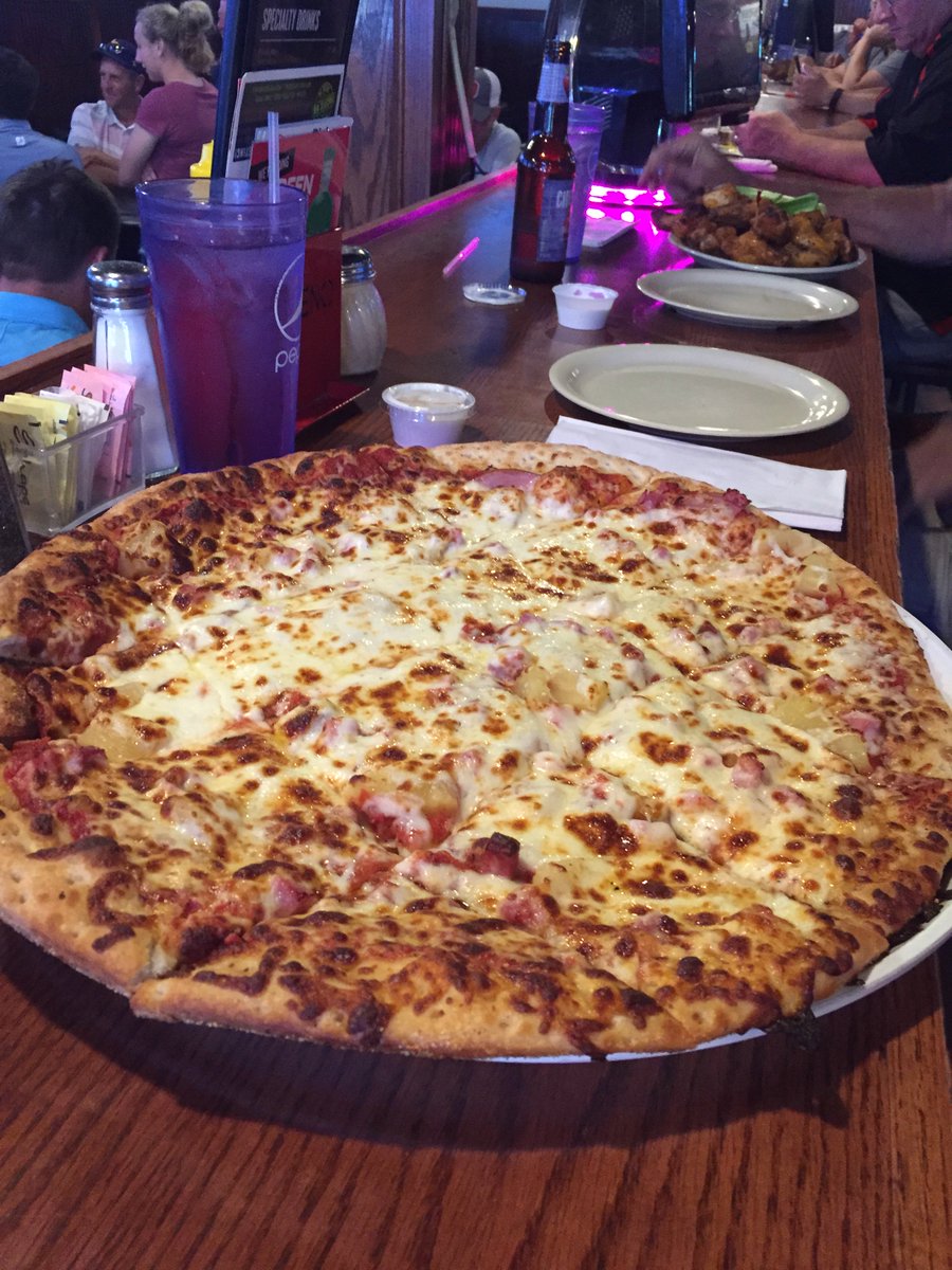 Dan Hoppen On Twitter Oscar S Is My Pick For The Best Sports Bar In Omaha Killer Wings Awesome Pizza Beer What More Do You Want Https T Co B5vvs3l0xm Https T Co Mtn1u1hsik