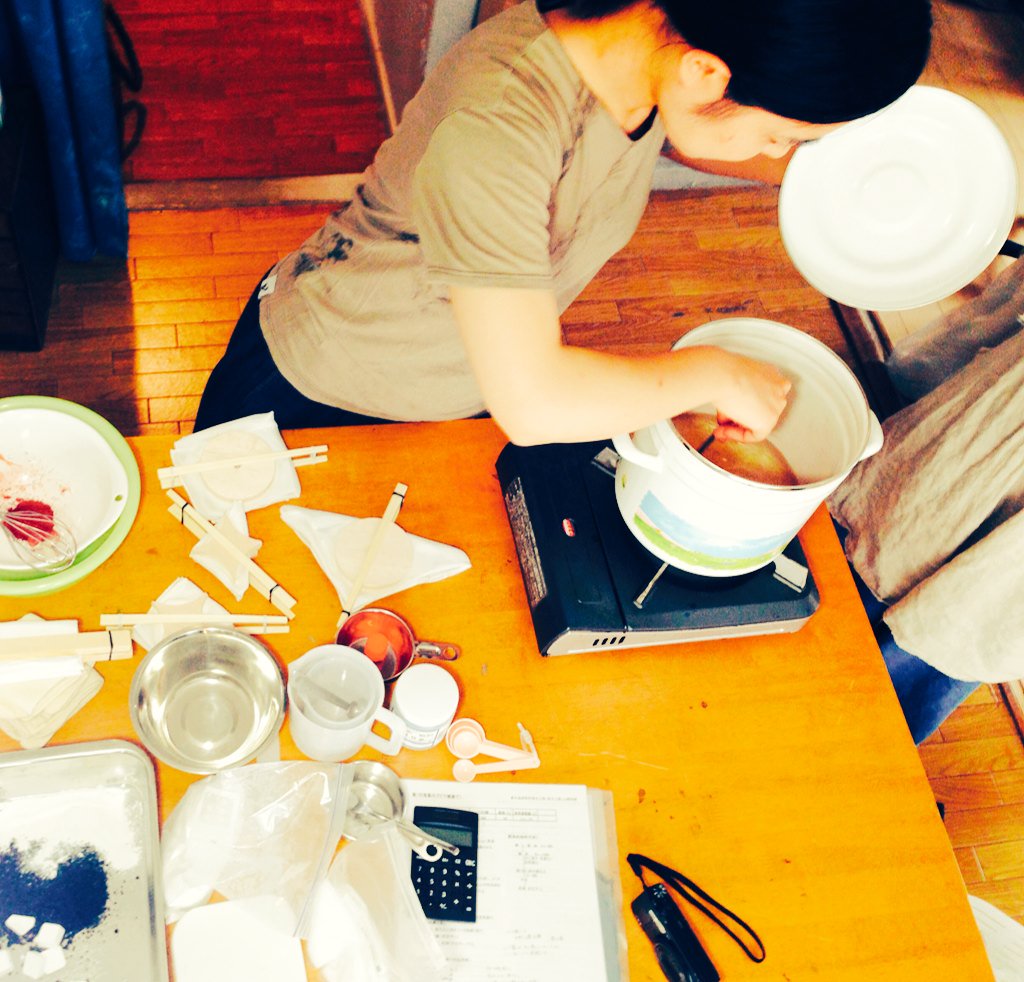 tommy_mame's tweet photo. きょうは、とわでざいん商店で染色ワークショップをやるための準備をしています。
講師はsamioの泉さん♫

#samio 
#とわでざいん 
#草木染めワークショップ https://t.co/SkKxdAWMXm