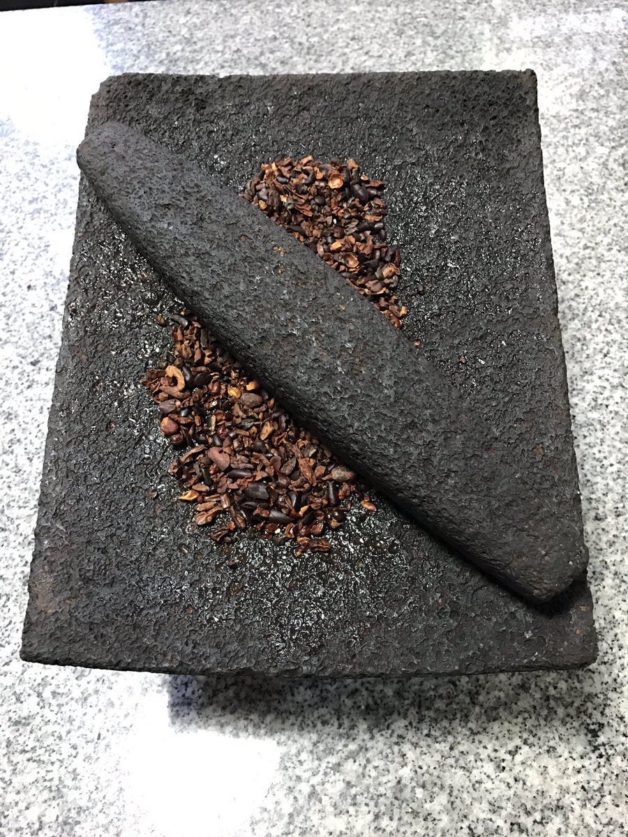 ChocolateMUCHO's tweet photo. En el metate se hace el chocolate.
Chocolate is made on a metate. #MuseumWeek #MWFood https://t.co/uN2HRG36rN