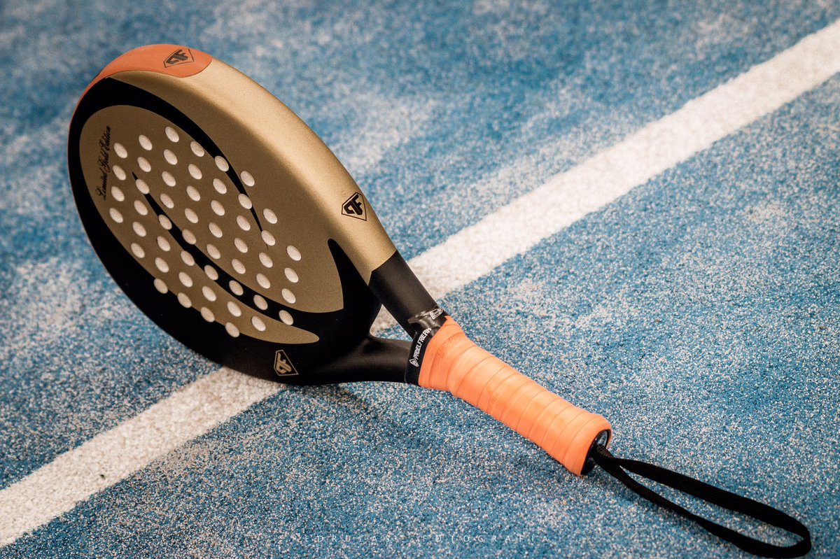fotopadelAB's tweet photo. Palita brillante de @Padelfreak  70€!! Estamos locos? #padel #padelfreak #pepino #gold https://t.co/U5Xtb0k5pW