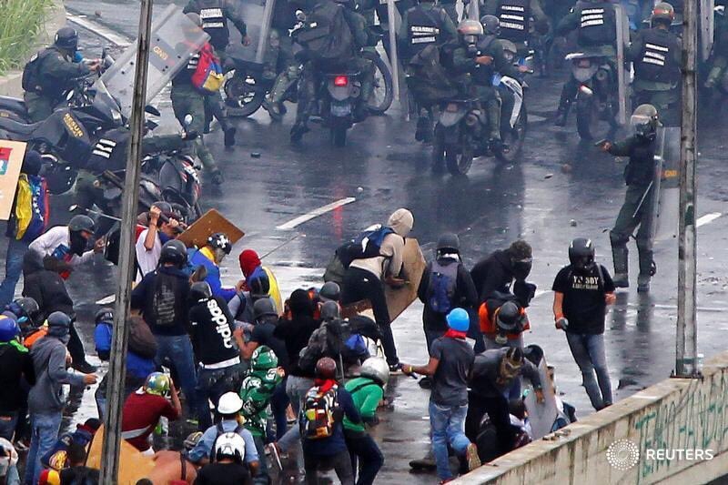 AndrewsAbreu's tweet photo. #FOTO Fotógrafo de Reuters capturó el momento que un GNB dispara con arma de fuego a manifestantes en Dist. Altamira #Caracas https://t.co/oISkgUd34v