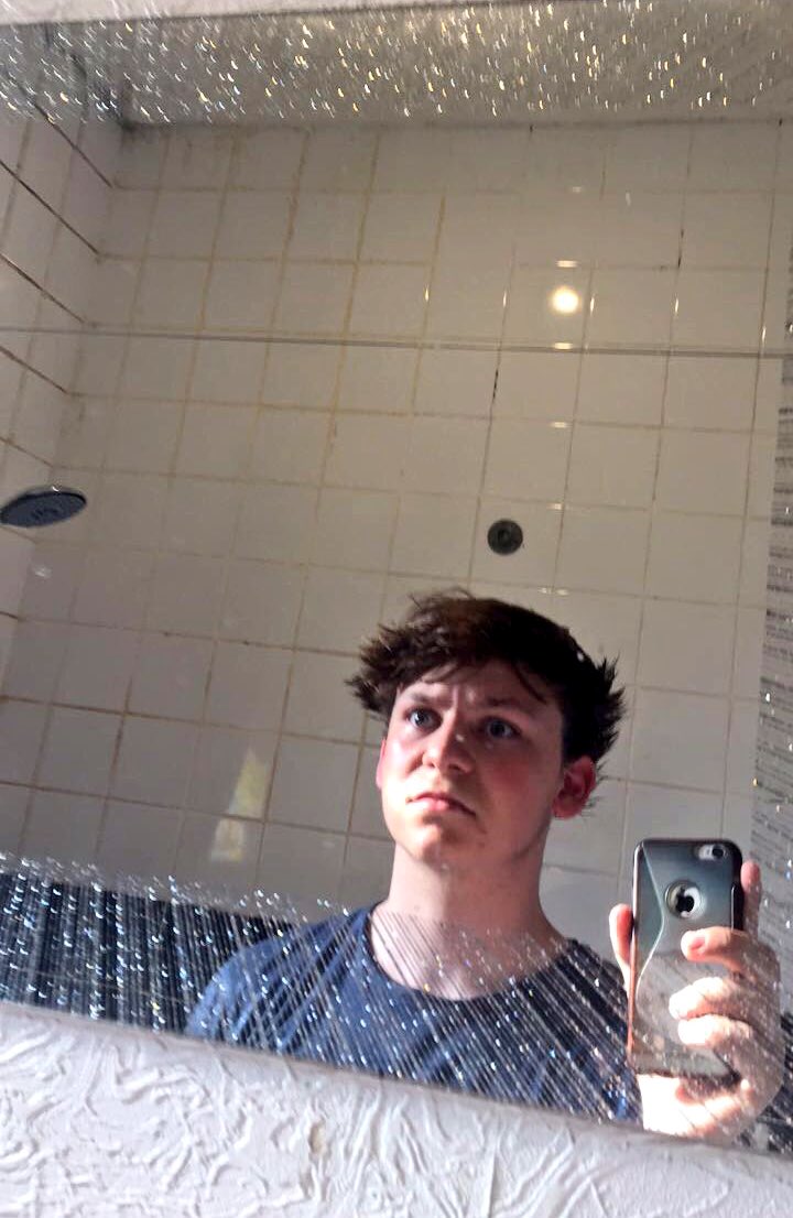 addison_dyson's tweet photo. I just realised I look like a mini brown haired @LoganPaul 🤔 it's werid bro 👀 https://t.co/Fd05WK0tJw