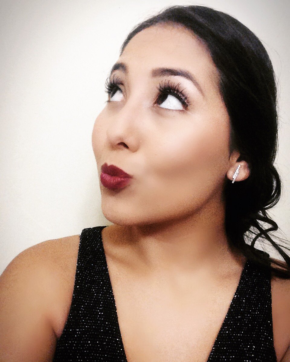 MaxCompact's tweet photo. @GiulliannaMarti plays Max in #MaxCompact 💕check out how she handles #makeup &amp; #superpowers https://t.co/gJZ19z7igd https://t.co/QJ7u4Xy91Y