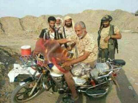 HitmAlwe's tweet image. الجنرال هيثم قاسم طاهر وزير الدفاع دولة الجنوب في الساحل الغربي جبهه المخا في الخطوط الاماميه وليس في فنادق الرياض او تركيا