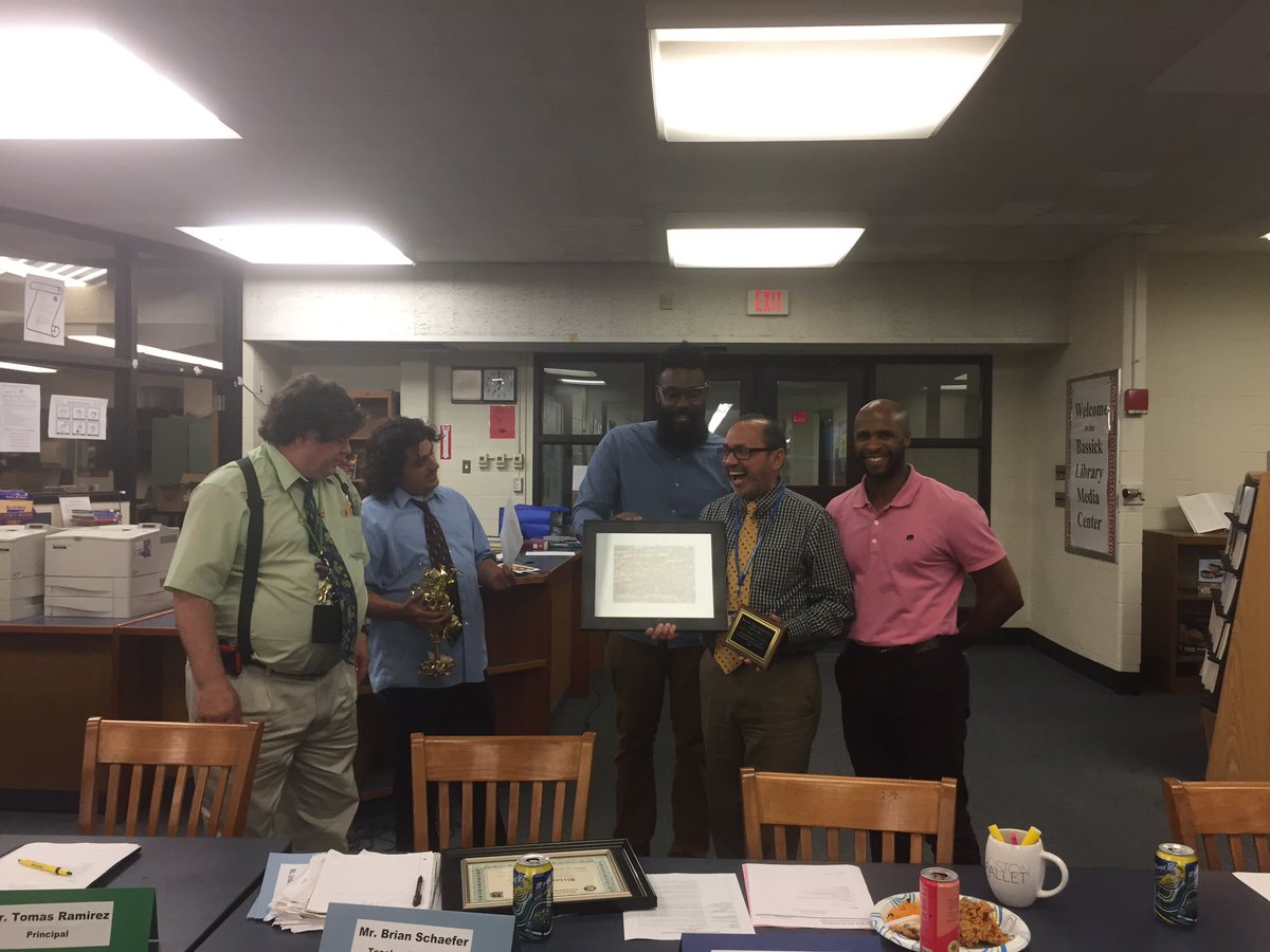 CommPACTSchools's tweet photo. @CommPACTSchools #BassickHS Vernon Thompson SGC Chair recognizes Dr. Ramirez and his vision and leadership https://t.co/tzHBGyf0xv