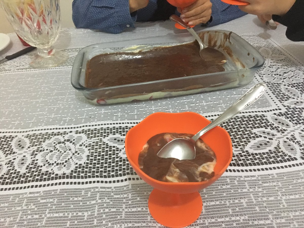 violwdavis's tweet image. minha mãe fez a gnt se arrumar pq ela faria uma janta pra umas pessoas e qnd a gnt entrou na sala ela disse q a gnt q era os convidados dela