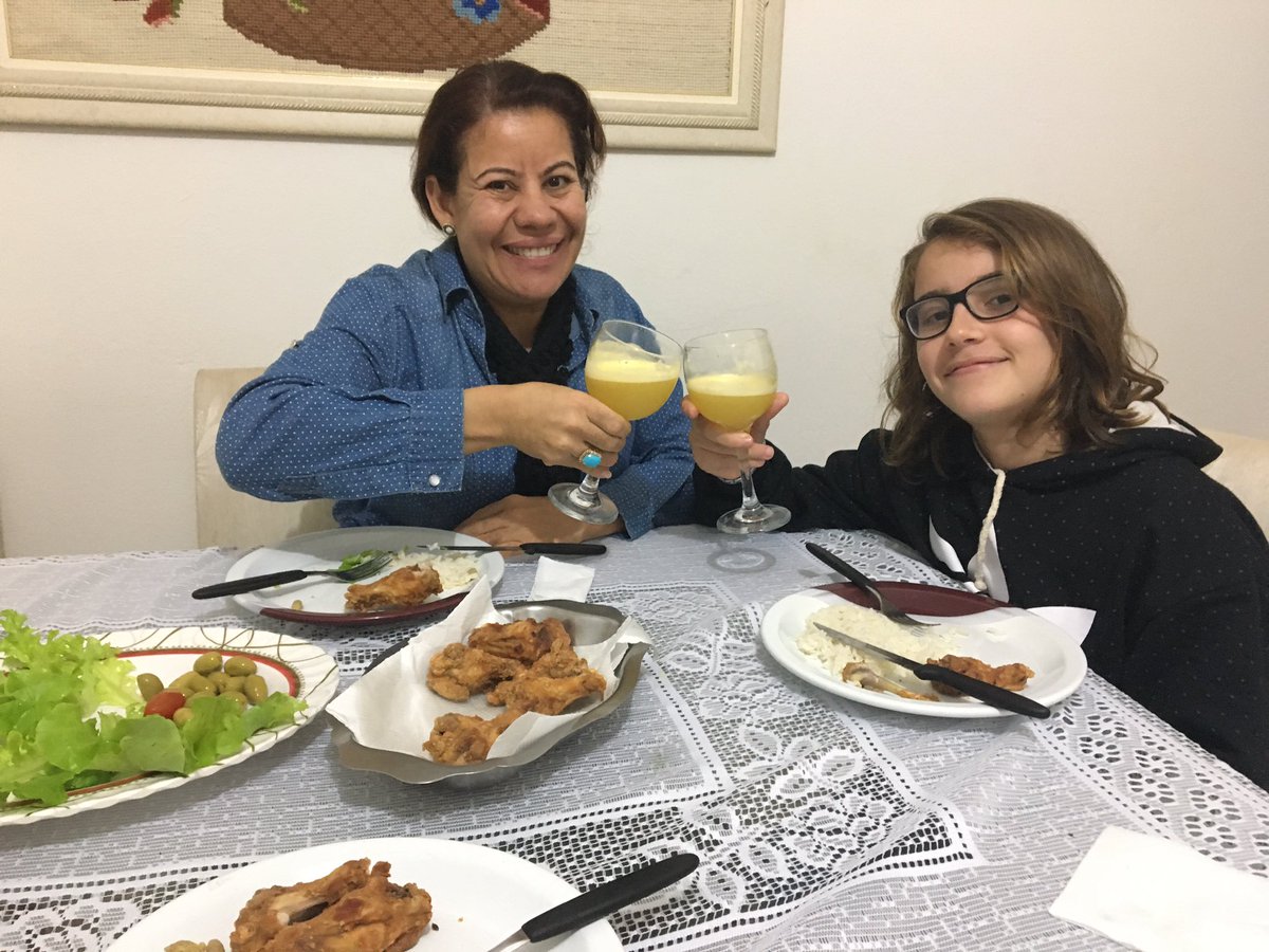 violwdavis's tweet image. minha mãe fez a gnt se arrumar pq ela faria uma janta pra umas pessoas e qnd a gnt entrou na sala ela disse q a gnt q era os convidados dela