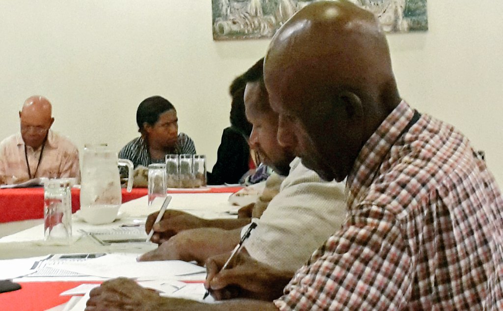 AbigailEChang's tweet photo. Rewarding seeing #Kamaliki teachers apply newly gotten #FinancialEducation skills 2 their own finances. #Goroka #TeacherTraining #FinEDPNG https://t.co/UcKLxlIETp