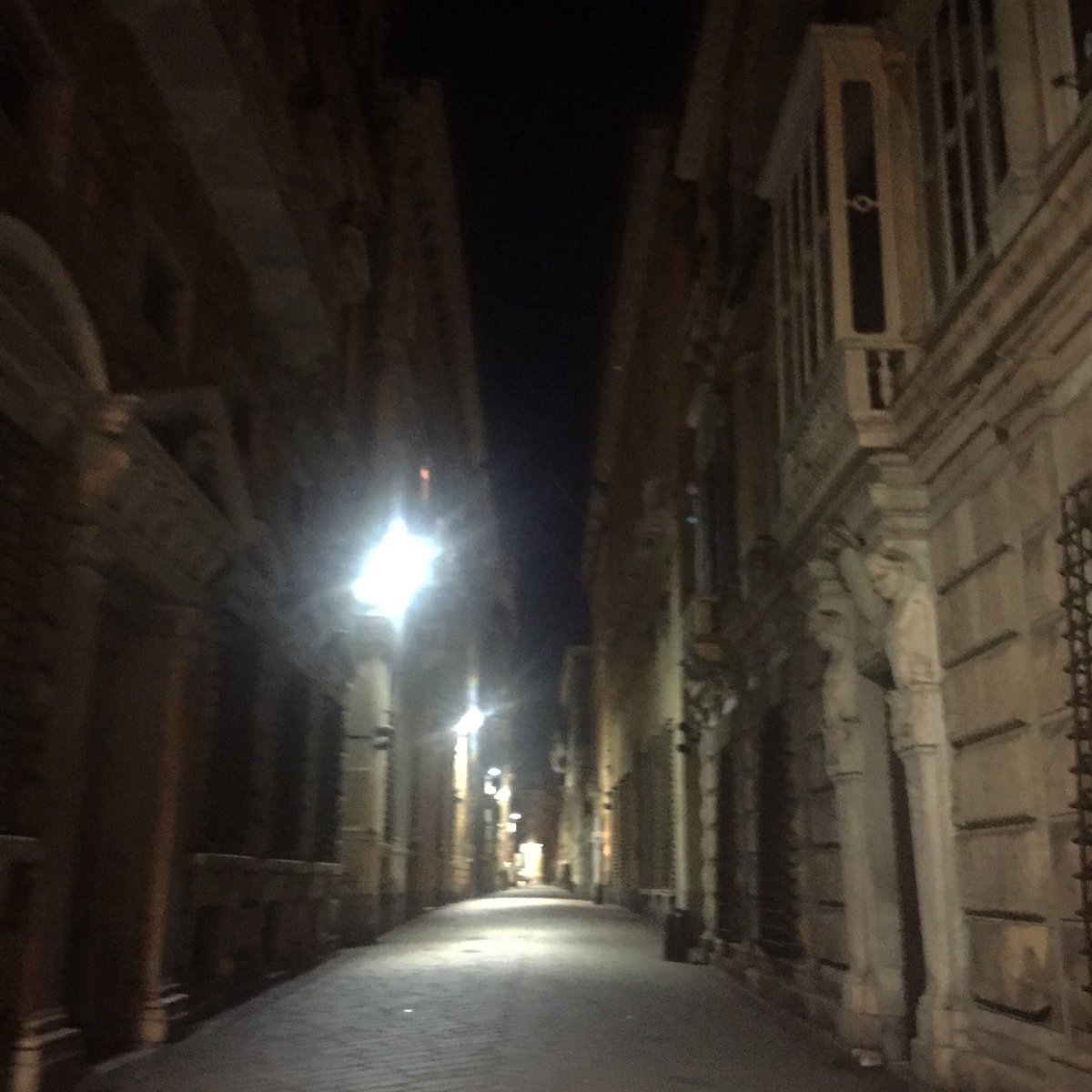 un giorno a #Genova avremo un sindaco che capirà l'importanza di illuminare le facciate di viaGaribaldi tutti i giorni, non solo i weekend?