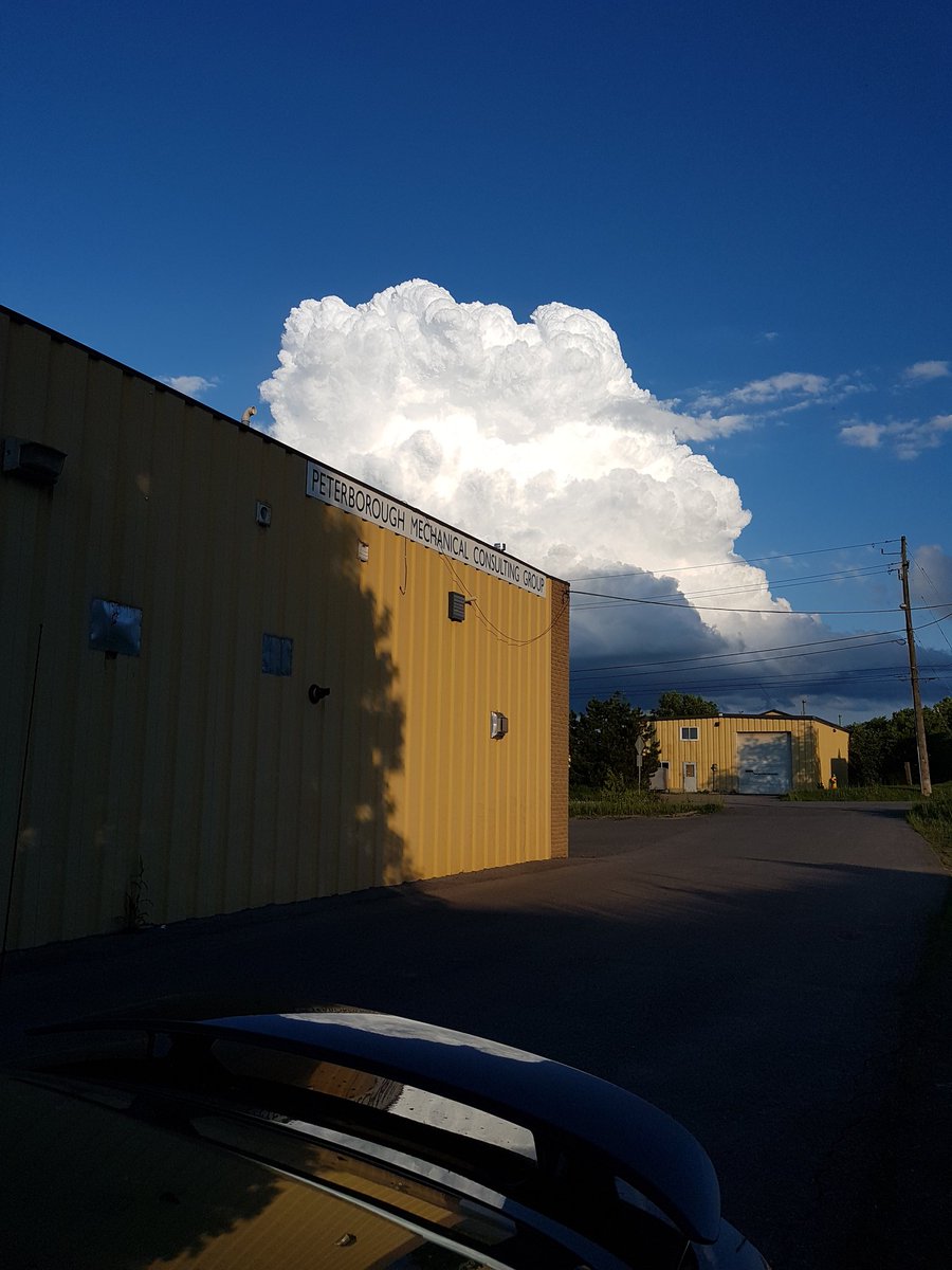 IanEscalera's tweet photo. Wow, look at this cloud!!! @Ptbo_Canada https://t.co/MiTSIkm1nM