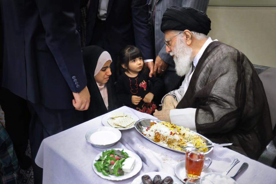 حوار ودي لعدد من أطفال الشهداء المدافعين عن المقدّسات و حرس الحدود مع الإمام الخامنئي. ١٩/٠٦/٢٠١٧