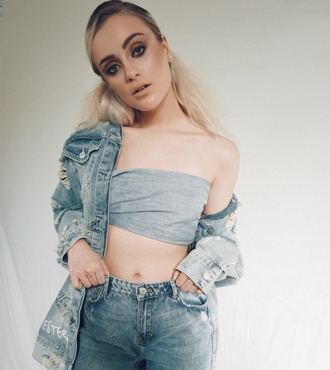 RavB_Co's tweet photo. SARAH pt.1 - more on https://t.co/8EAF4BMzD5 // #Stylist #TorontoStylist #FashionStylist #TorontoStreetStyle #TorontoFashion #RavBBeauty // https://t.co/W7kVMvbL2l