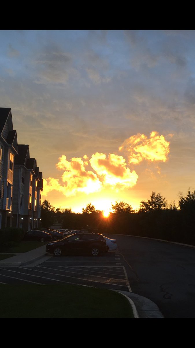 UpperCorner's tweet photo. Sunsets in Ashburn Va tonight after the storm are unreal!!! https://t.co/CbpLGn2Nt8