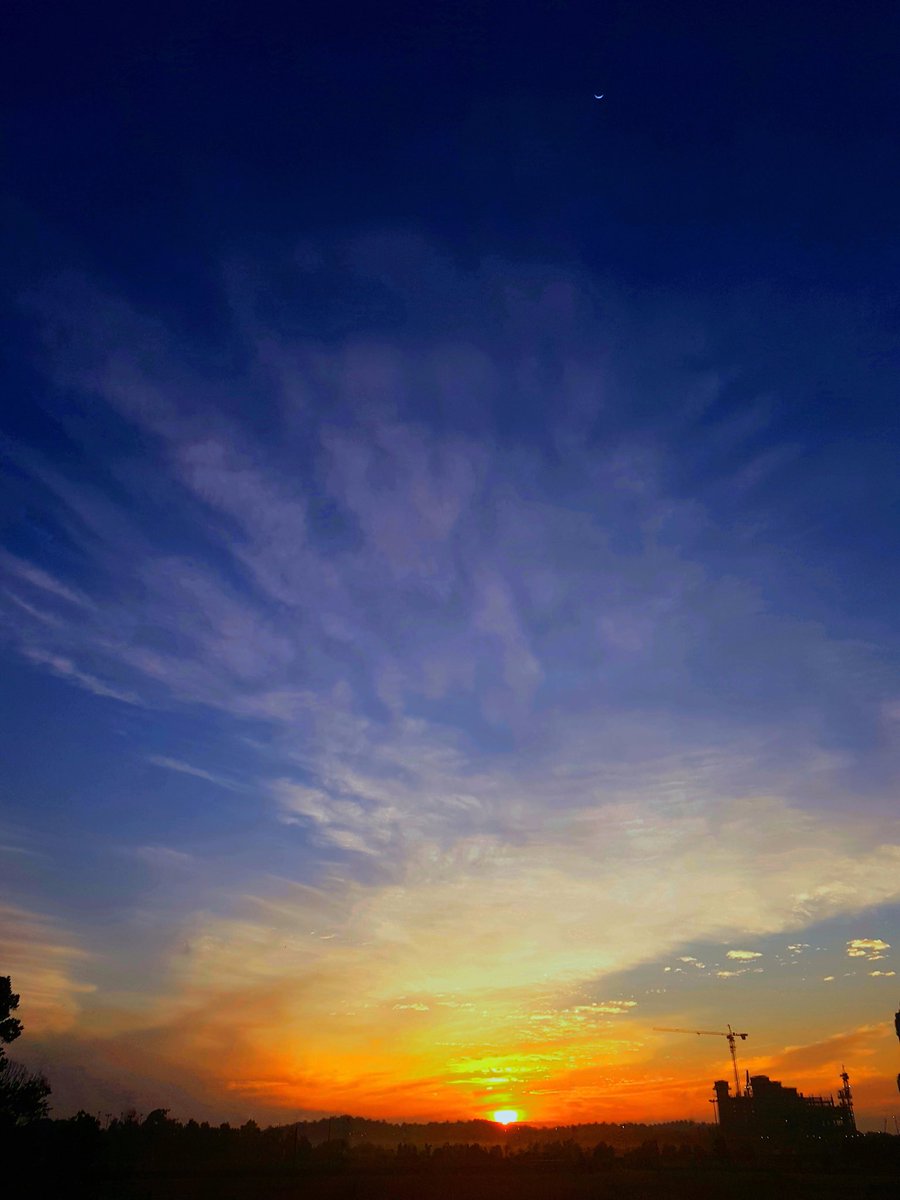 nazame's tweet photo. Good Morning SunRise and the MoonRise in a Bluesky!,fm #JOHOR with Lots of ❤💙💛💜💚

#goodmorning #sunrise #moonrise #bluesky #missionmoon2017 https://t.co/SMkwpBv8xt