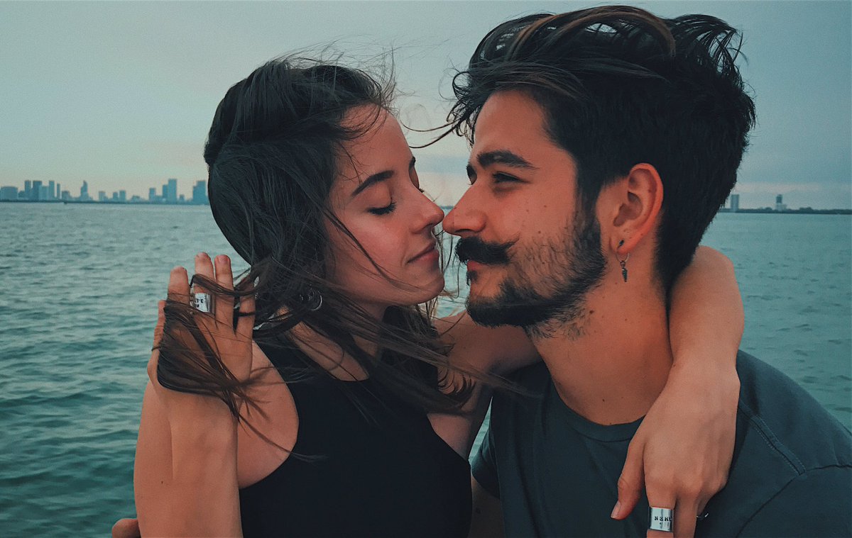 CamiloMusica's tweet photo. Ella. Mi centro. https://t.co/uX9ekjiVgu
