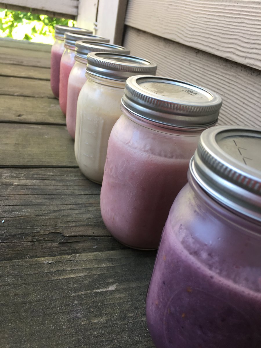 ashraegreen's tweet photo. A little fun this Monday with: How to Prep and Freeze Smoothies for the Week! On the blog! https://t.co/poVLFqzo9N https://t.co/cBRvxadCqt