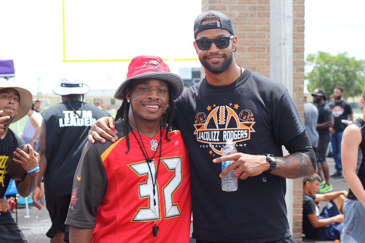 SplHtx's tweet photo. Had a great time working with everyone on Saturday at JacQuizz Rodgers' football camp. 💯 https://t.co/4SDTdxSRf1
