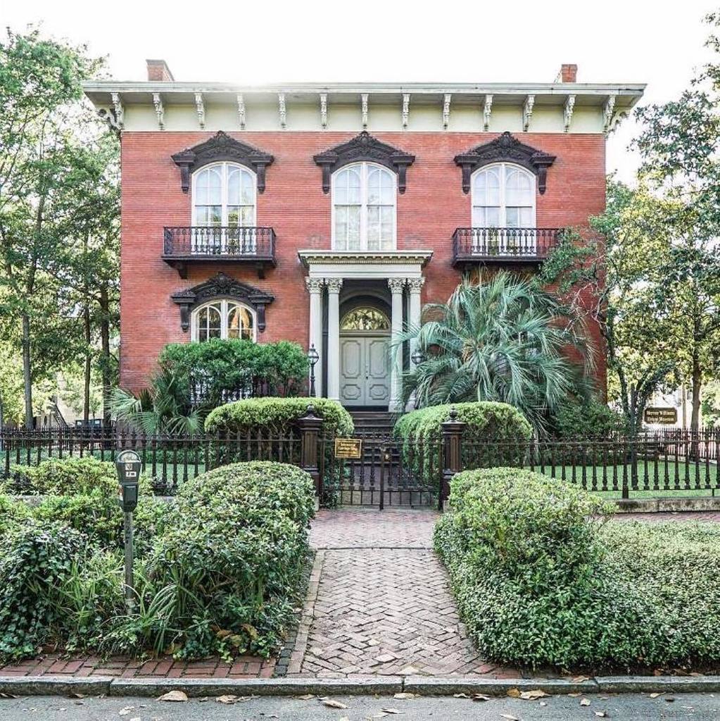 The Mercer House is one of Savannah's most iconic homes. #VisitSavannah [📸: <a href="/zioandsons/">Zio & Sons</a>] ift.tt/2tHsMIO