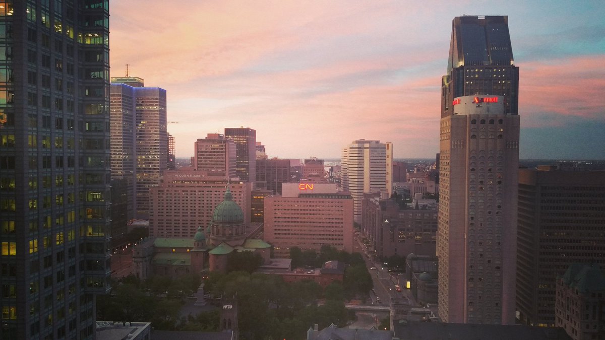projetpiment's tweet photo. Beauté urbaine en plein coucher de soleil, gracieuseté de moi en train de vous pondre un texte sur le #bonheur .
#lveup #mtl #beaute #blog https://t.co/pB4195g0fs