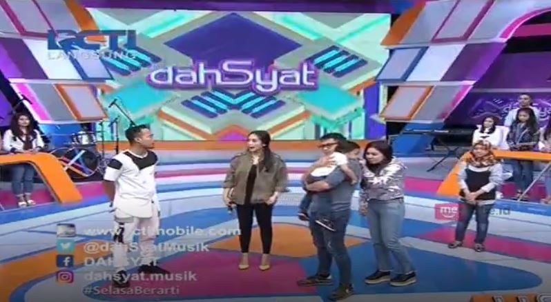 BaperRCTI's tweet photo. Ahhh so sweet banget memsye suka bawain makanan buat @RaffiAhmadLagi #SelasaBerarti https://t.co/Ag6AhEtSsG