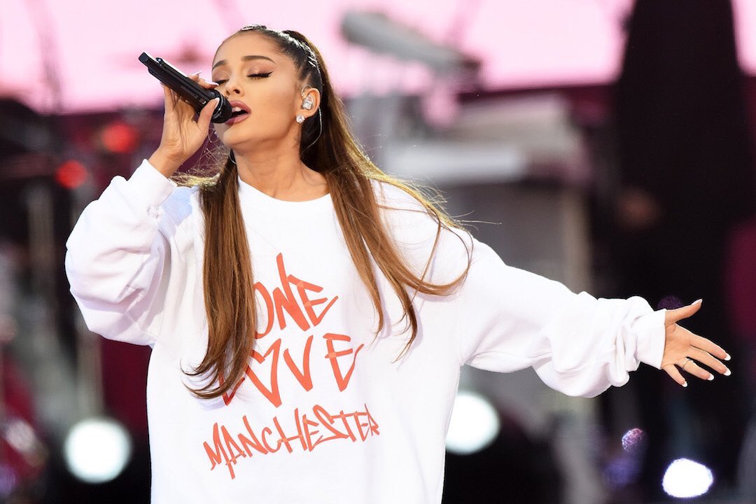TeenChoiceData's tweet photo. RT if @ArianaGrande is getting your votes to win #ChoiceFemaleArtist at #TeenChoice! 👸🏽 https://t.co/V9Gai5x3eE