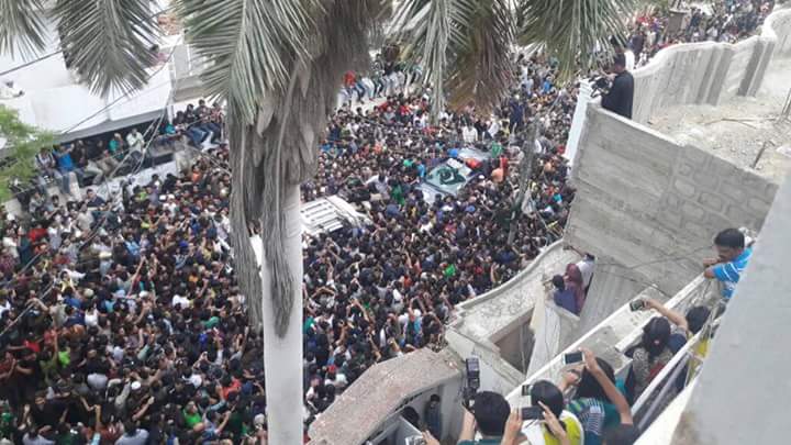 rani_hadiqa's tweet photo. This is not Altaf bhai ka Jalsa 😂 Outside view of Sarfaraz Home 😍 Champion is back ✌ https://t.co/ETHsznTcM3