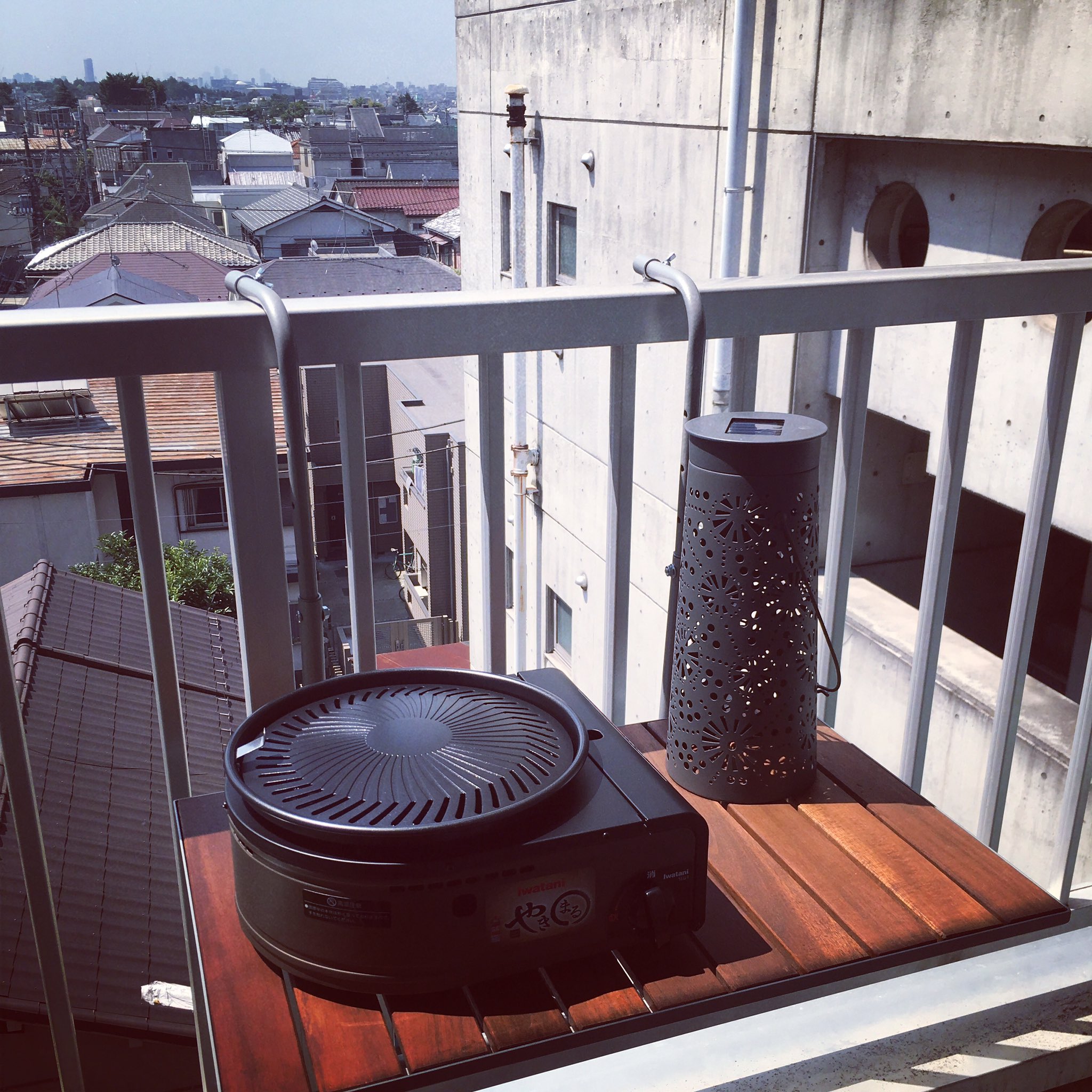 小林孝道 on Twitter &quot;ベランダの柵に引っ掛けるタイプのテーブルとイワタニのコンロでプチBBQできるかんじになった。バーベキューし
