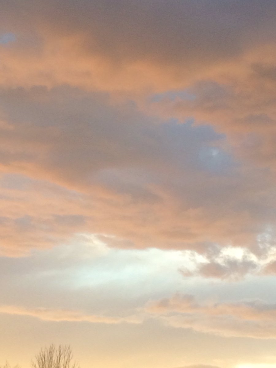 jennifercaldw18's tweet photo. Another evening of beautiful clouds in Valparaiso In @StormHour #cloudhour https://t.co/ildHNamHa8