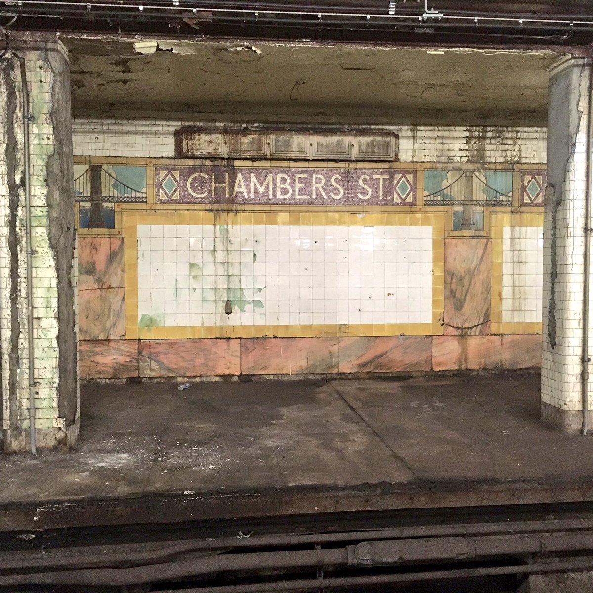 KaylaJardineV's tweet photo. .@MTA what is going on at #ChamberSt? Appalled by the condition (that's been the same for far too many years) PLEASE clean up our city! https://t.co/KUeW3wZAD1