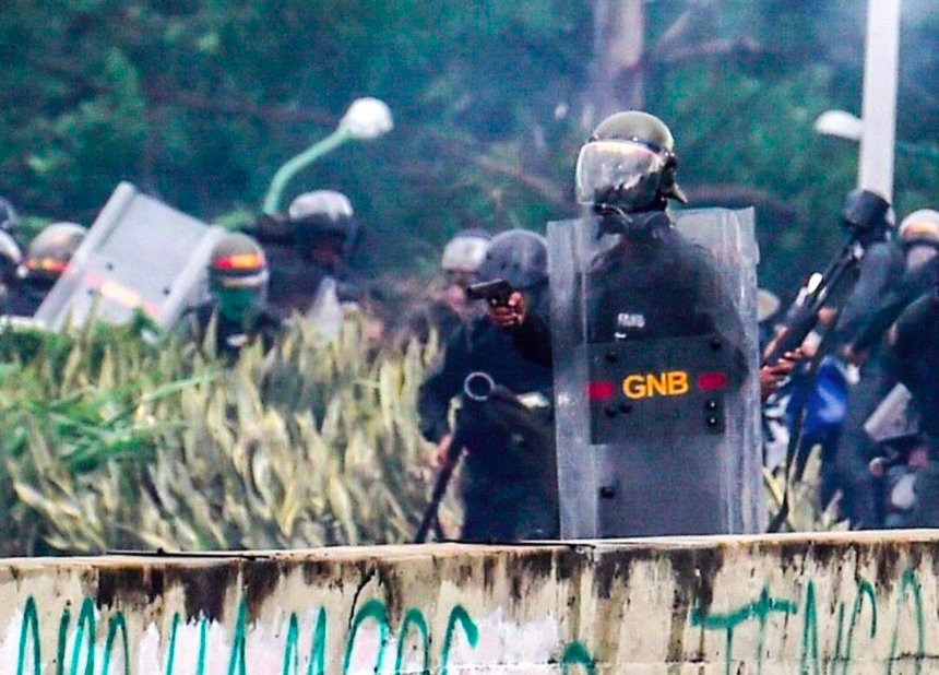 LuisCarlos's tweet photo. Uso desproporcionado de la fuerza. Sí
Ejecución extrajudicial. También
Complicidad de sus compañeros. Total
Cadena de mando. Es responsable https://t.co/pu1OS1WfrQ