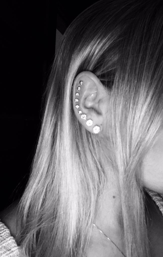 Earrings tweet media