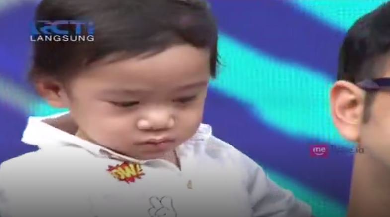 dahSyatMusik's tweet photo. Wah Rafathar suka buah yang asem-asem nih kaya jeruk sama lemon loh #SelasaBerarti https://t.co/zYTnNw2wLt