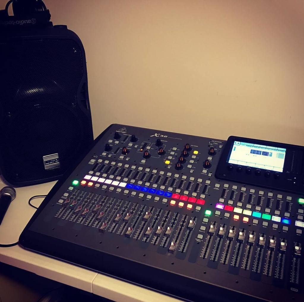 flobbit's tweet photo. Playing with some new audio gear. 
#behringerx32 #mzbc #sound https://t.co/TiHHM3He3d https://t.co/D5RghMP0wF